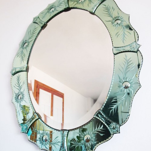 Espejo veneciano con marco de cristal tallado.