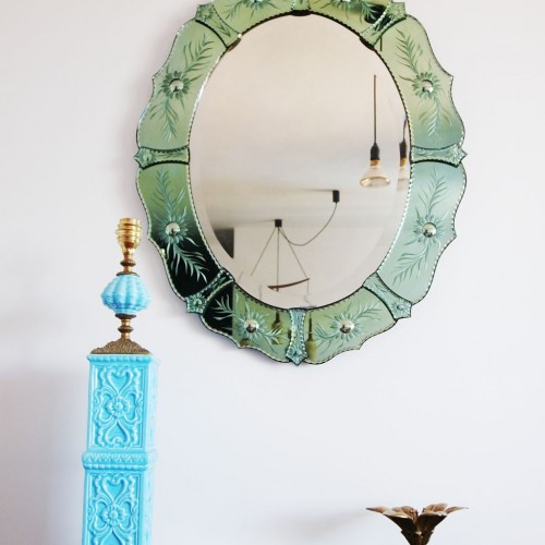 Espejo veneciano con marco de cristal tallado.