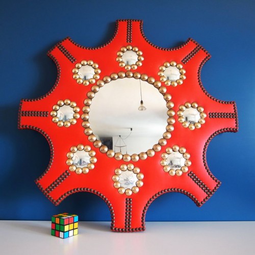 Espejo convexo con marco de polipiel roja y clavos de latón. Vintage años 60s.