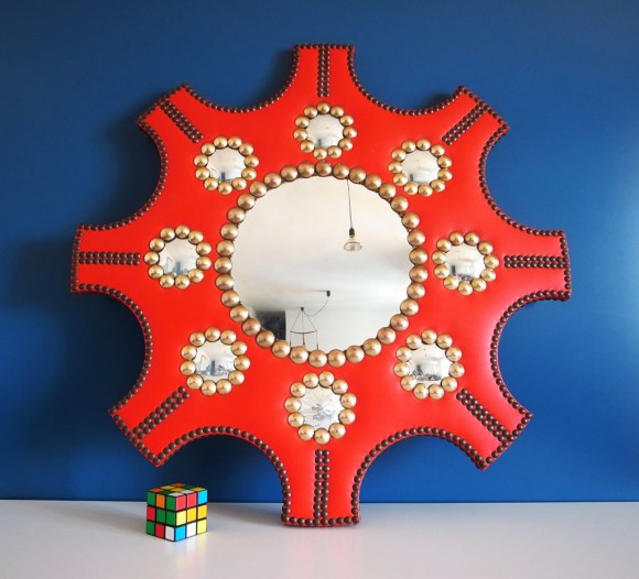 Espejo convexo con marco de polipiel roja y clavos de latón. Vintage años 60s.