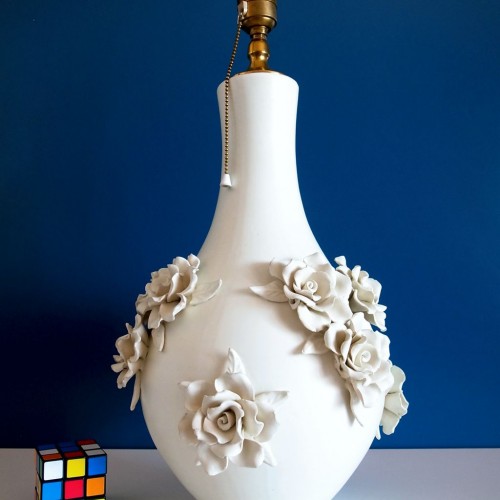 Original y elegante diseño en forma de jarrón con aplicaciones de racimos de flores y hojas