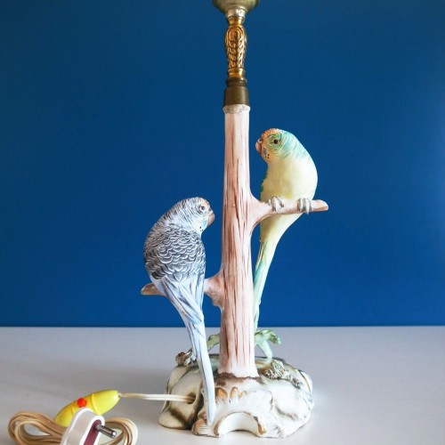 Lámpara de cerámica de Manises con pareja de periquitos y su nido. Vintage años 60s.