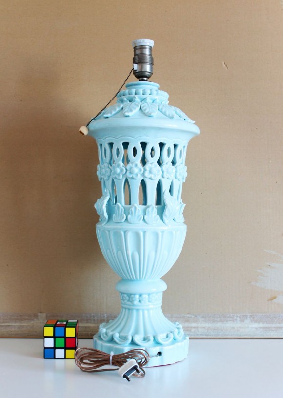 Gran lámpara de cerámica de Manises, en azul pálido. Cerámica calada. Vintage años 50s- 60s.