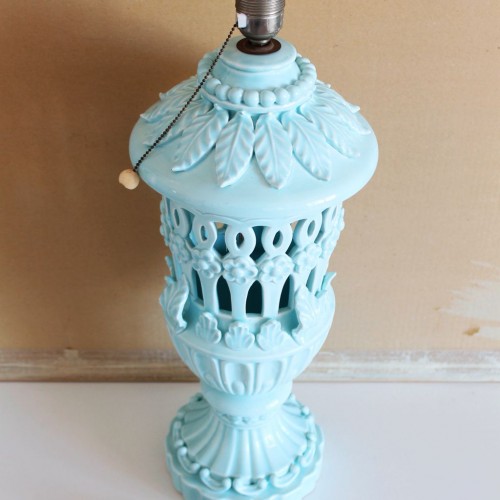 Gran lámpara de cerámica de Manises, en azul pálido. Cerámica calada. Vintage años 50s- 60s.