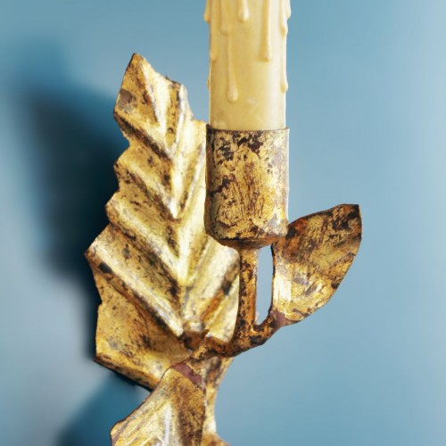 Pareja de apliques en forja dorada al pan de oro con diseño de hojas. Vintage 50s-60s.