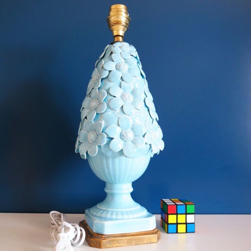 Lámpara de cerámica de Manises. Flores en color azul. Vintage años 50s-60s.