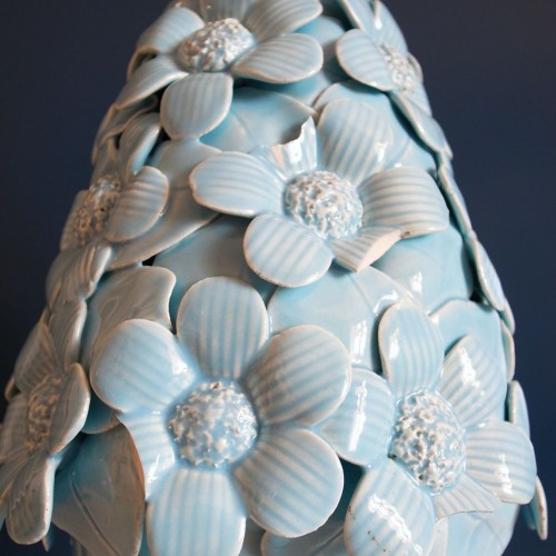 Lámpara de cerámica de Manises. Flores en color azul. Vintage años 50s-60s.