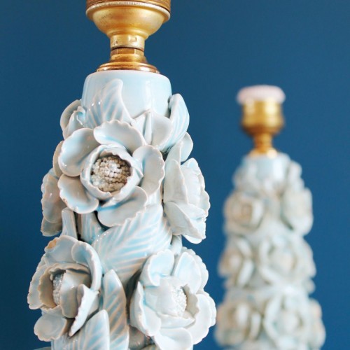 Pareja de lámparas de cerámica de Manises, en color azul turquesa con calas y peonías. Vintage 50s- 60s.