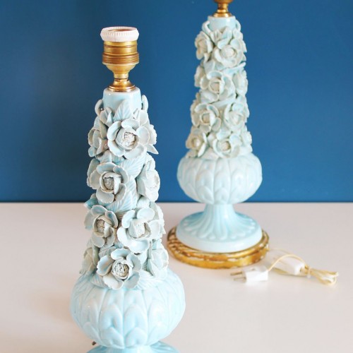 Pareja de lámparas de cerámica de Manises, en color azul turquesa con calas y peonías. Vintage 50s- 60s.