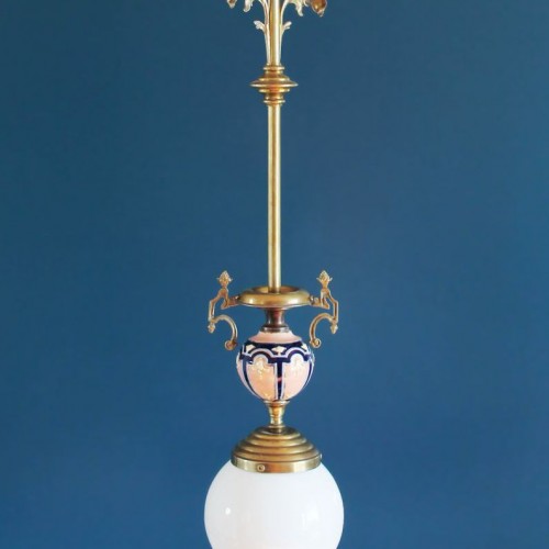 Lámpara modernista o Art Nouveau, en latón y porcelana. Francia 1900-1910.