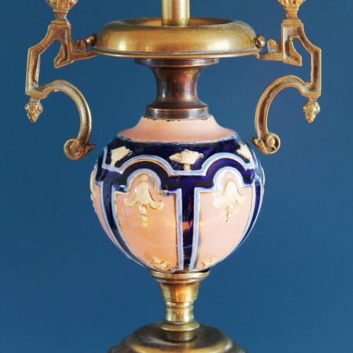 Lámpara modernista o Art Nouveau, en latón y porcelana. Francia 1900-1910.
