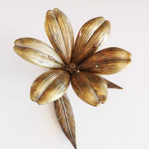 Cenicero en forma de flor Lilium o azucena, realizado en bronce. Vintage años 70.