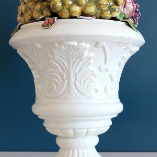 Espectacular y enorme centro de mesa escultórico de cerámica de Manises. Copa con uvas. Vintage años 40s.