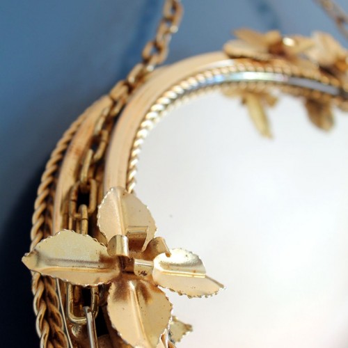 Espejo retroiluminado con marco de acero dorado y flores, vintage años 60s.