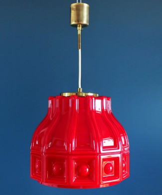 HELENA TYNELL para FLYGSFORG. Lámpara de techo de cristal opal rojo y blanco. Suecia, vintage años 60s.