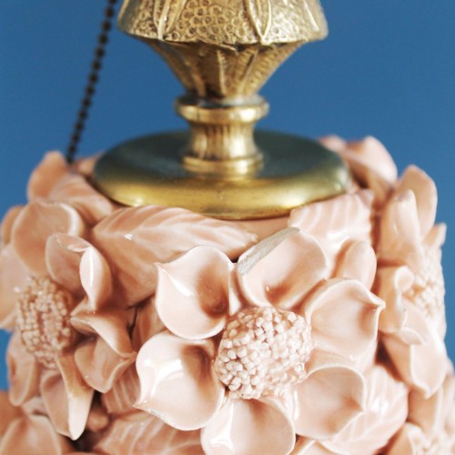 Lámpara de cerámica de Manises en color rosa pálido. Vintage 50s-60s.