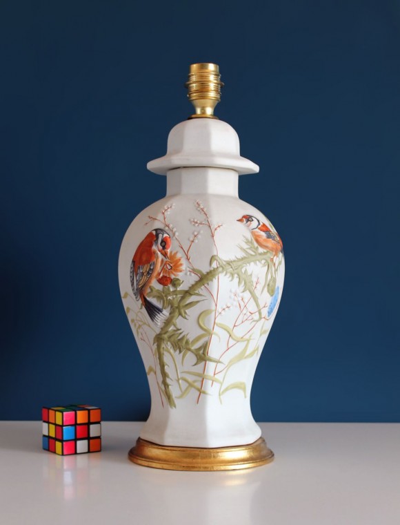 Lámpara de porcelana pintada a mano, jilgueros y cardos. Vintage 50s-60s.