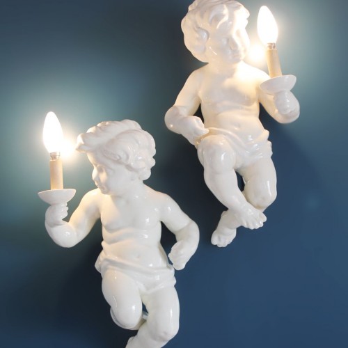 Singular pareja de lámparas de pared. Niños o angelotes de cerámica de Manises, vintage años 50s.