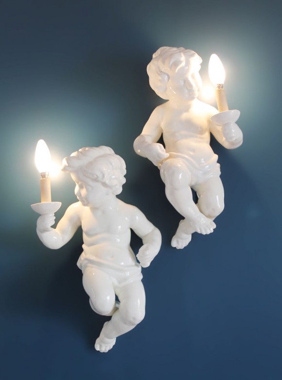Singular pareja de lámparas de pared. Niños o angelotes de cerámica de Manises, vintage años 50s.