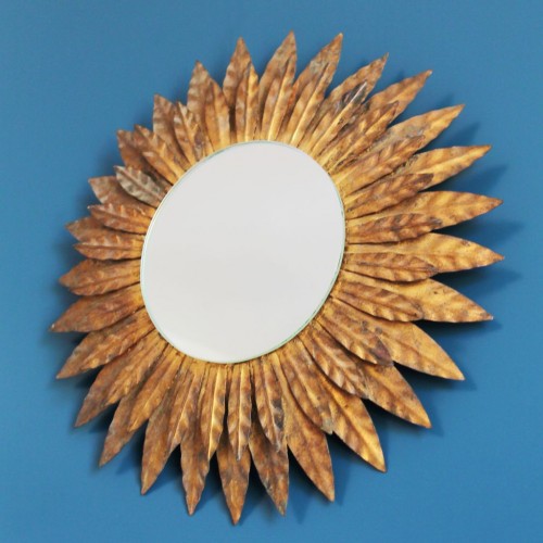 Espejo sol en forja dorada, con diseño de hojas o rayos. Vintage años 60.