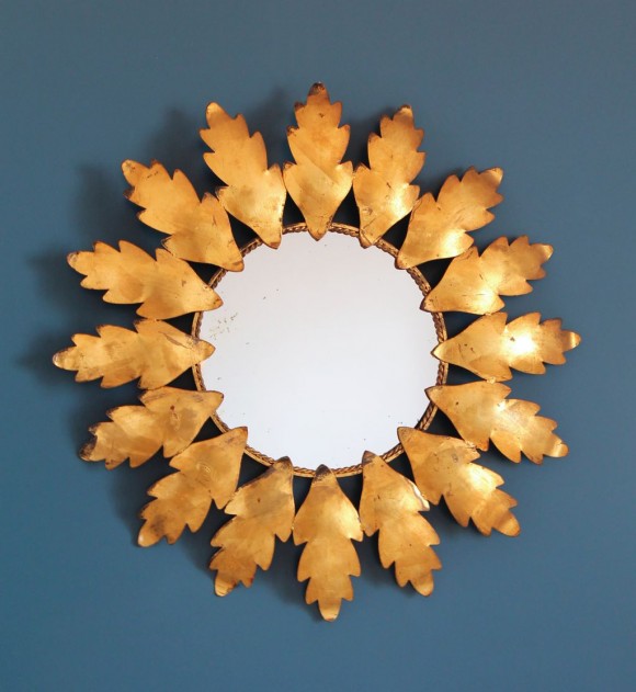 Espejo sol en forja dorada al pan de oro, con diseño de hojas. Vintage años 60.