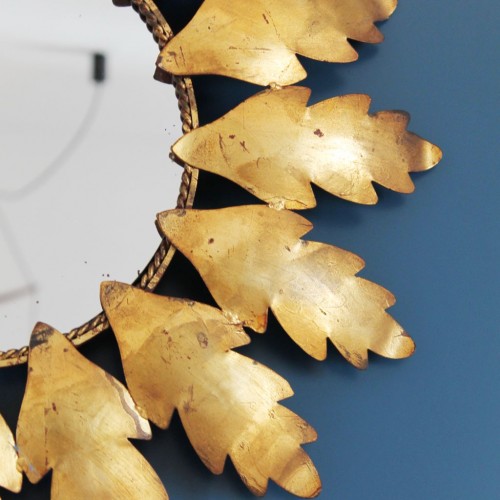 Espejo sol en forja dorada al pan de oro, con diseño de hojas. Vintage años 60.