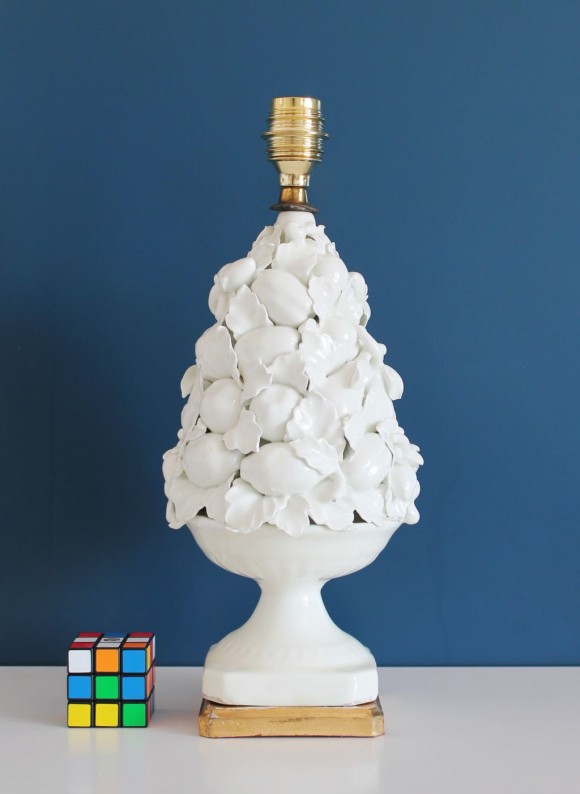 Lámpara de cerámica de Manises en color blanco. Cerámicas Hispania. Copa con frutas y hojas. Vintage años 50s-60s.