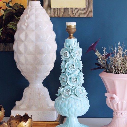 Lámpara de cerámica de Manises en color azul, copa con peonías, vintage años 50s-60s.