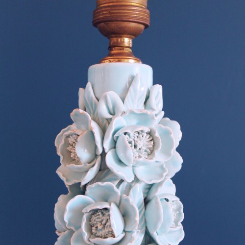Lámpara de cerámica de Manises en color azul, copa con peonías, vintage años 50s-60s.