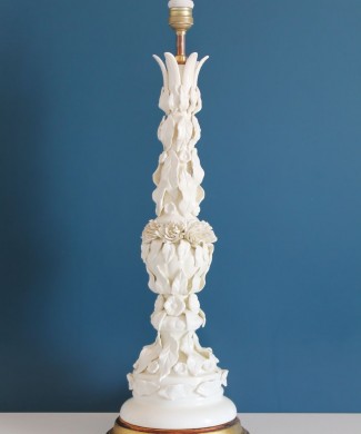 Excelente lámpara vintage de cerámica blanca de Manises, años 50-60.