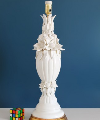 Lámpara de cerámica blanca de Manises. Urna con flores y hojas. Vintage años 50s-60s.