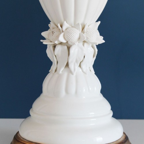 Lámpara de cerámica blanca de Manises. Urna con flores y hojas. Vintage años 50s-60s.
