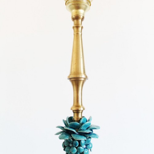 Delicada lámpara de cerámica de Manises y bronce, vintage 50s-60s.