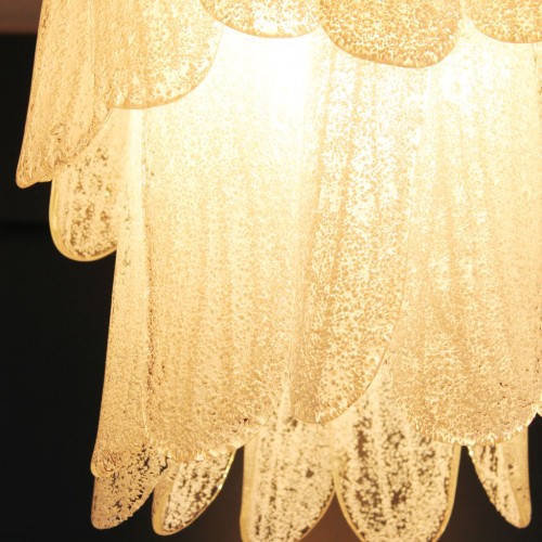 Espectacular lámpara chandelier de cristal de Murano, atribuida a Mazzega, hojas de cristal texturizado y latón, vintage 70s.