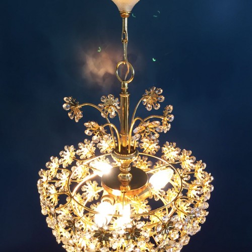 PALWA LEUCHTEN Espectacular lámpara de techo de latón y flores de cristal tallado, Alemania, vintage 60s.