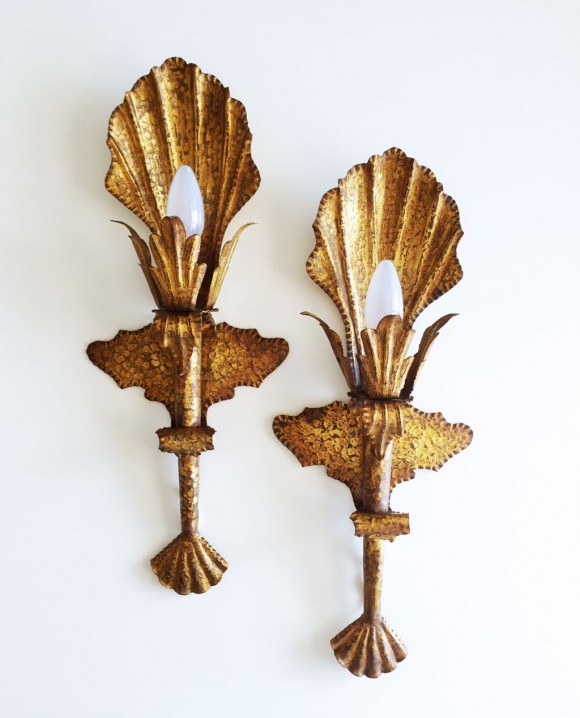 Pareja de apliques de forja dorada al pan de oro - conchas y hojas - vintage años 50s-60s.