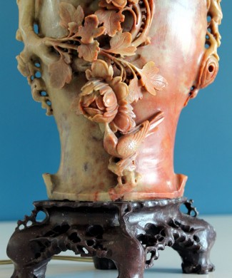 Exquisita lámpara antigua de jade tallado, China, con peonías y pájaro.