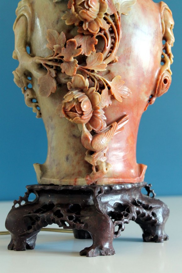 Exquisita lámpara antigua de jade tallado, China, con peonías y pájaro.