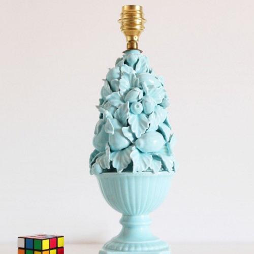 Lámpara vintage de cerámica de Manises. Cerámica azul, copa con frutas y hojas, base de madera dorada. Vintage 50s-60s.