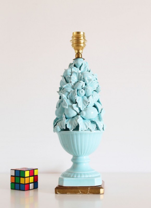 Lámpara vintage de cerámica de Manises. Cerámica azul, copa con frutas y hojas, base de madera dorada. Vintage 50s-60s.
