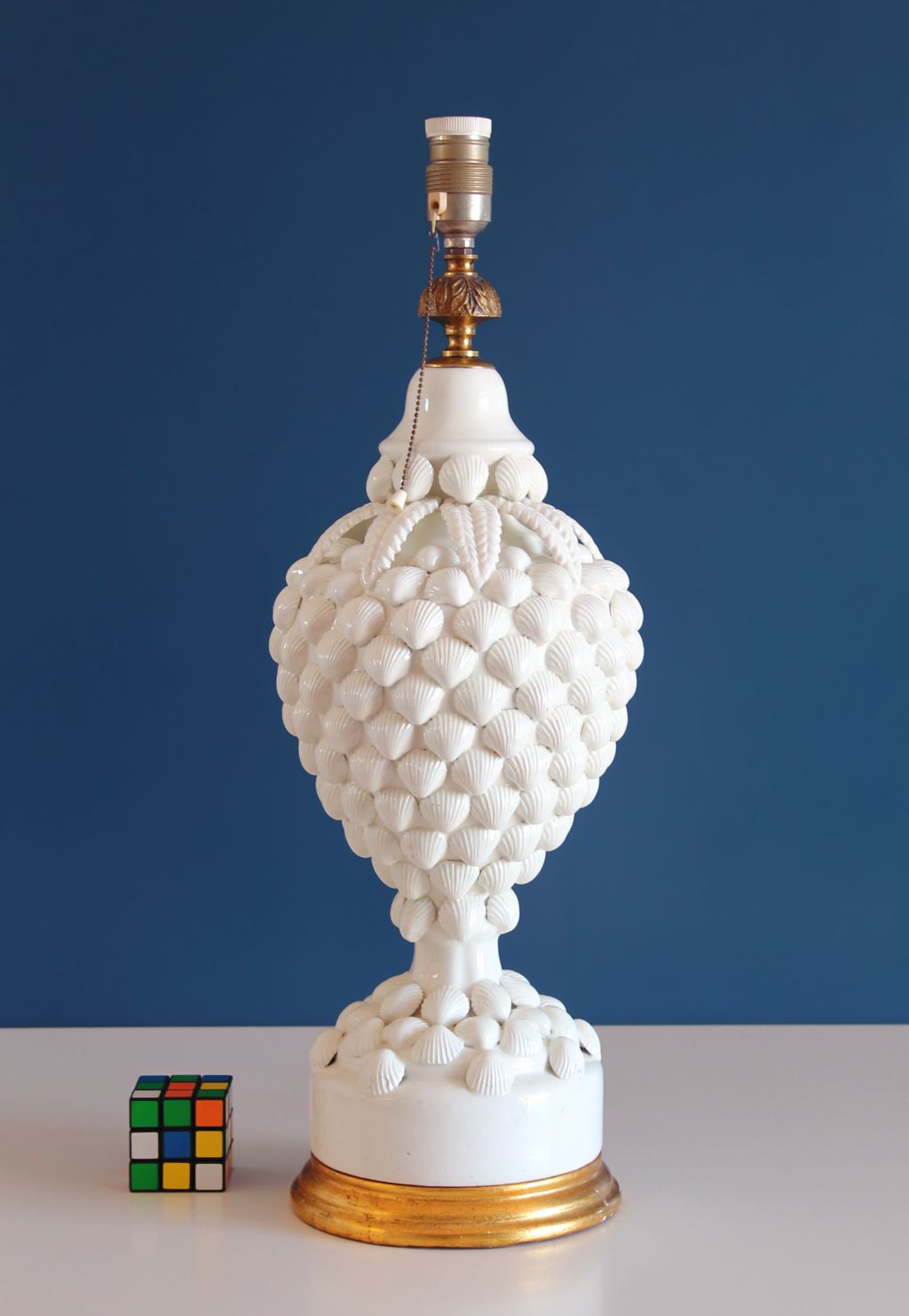Espectacular lámpara de cerámica de Manises, Bondía. Blanca con conchas