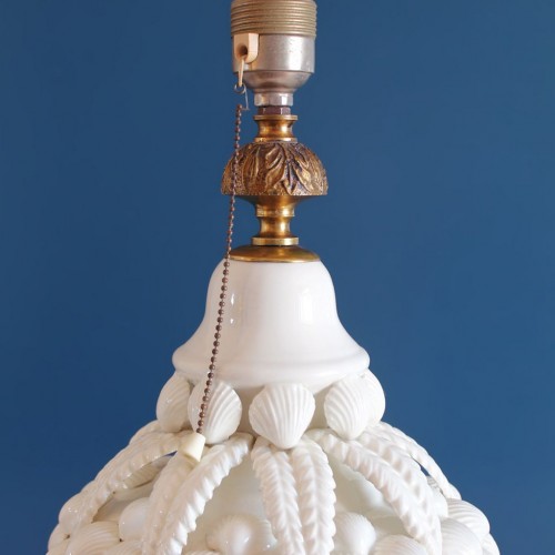 Espectacular lámpara de cerámica de Manises, Bondía. Blanca con conchas. Vintage 50s-60s.