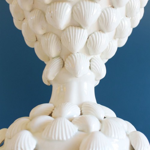 Espectacular lámpara de cerámica de Manises, Bondía. Blanca con conchas. Vintage 50s-60s.