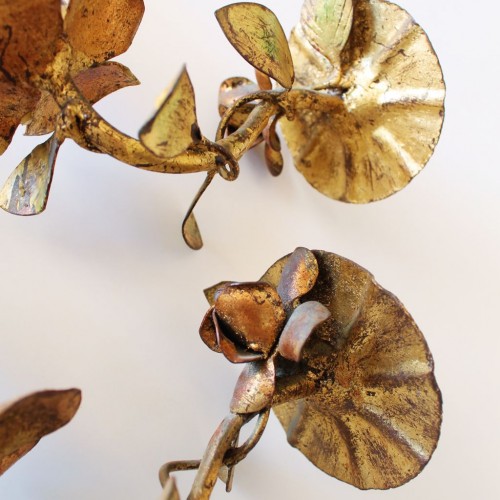 Pareja de apliques en forja dorada al pan de oro con diseño de flores y hojas. Vintage 50s-60s.