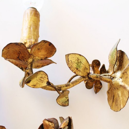 Pareja de apliques en forja dorada al pan de oro con diseño de flores y hojas. Vintage 50s-60s.