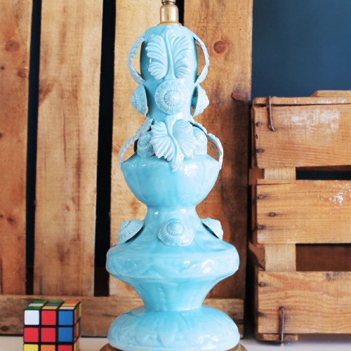 Lámpara de cerámica de Manises. Azul turquesa y peana de madera dorada. Vintage años 50-60.