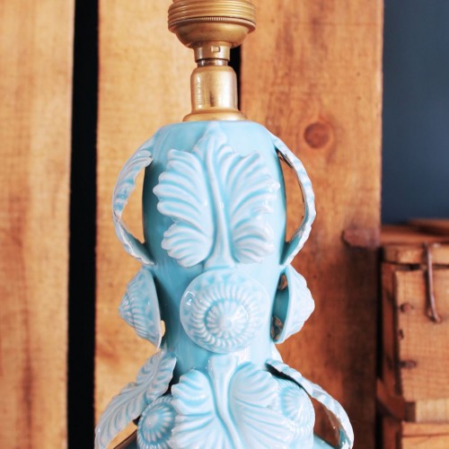 Lámpara de cerámica de Manises. Azul turquesa y peana de madera dorada. Vintage años 50-60.