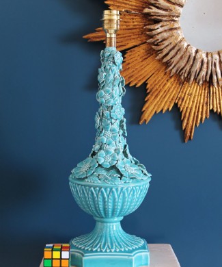 Gran lámpara de cerámica de Manises. Copa con flores. Azul turquesa. Vintage años 50-60.