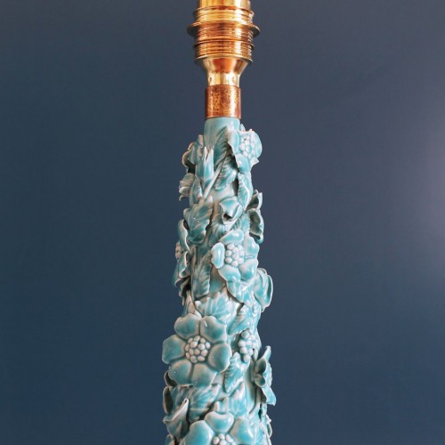 Gran lámpara de cerámica de Manises. Copa con flores. Azul turquesa. Vintage años 50-60.