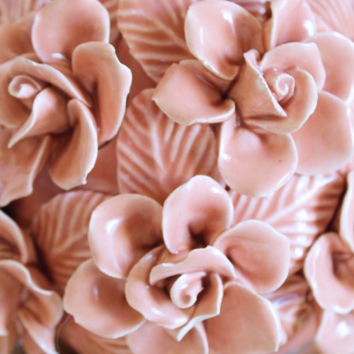 Lámpara de cerámica de Manises. Flores y hojas en color rosa pálido. Vintage 50s-60s.